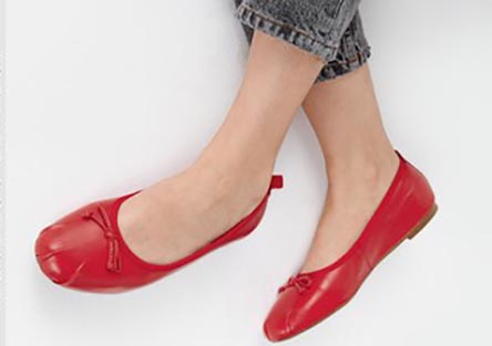 تفسير الحذاء الاحمر في الحلم رؤية حذاء احمر في المنام