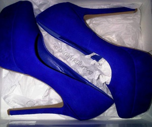تفسير الحذاء الأزرق في الحلم لبس حذاء ازرق في المنام