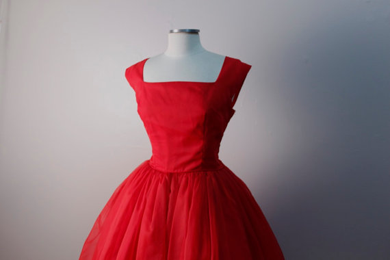 تفسير فستان احمر في الحلم معنى لبس اللون الاحمر في المنام