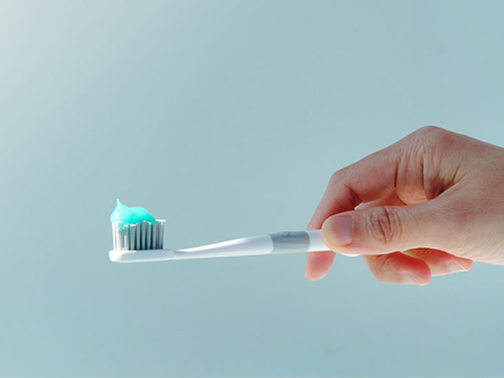 تفسير فرشاة الأسنان في المنام للبنت العزباء و المتزوجة و الحامل