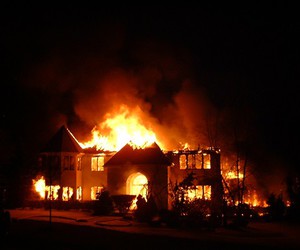 تفسير حريق المنزل او البيت في الحلم او رؤية حريق بيت في المنام